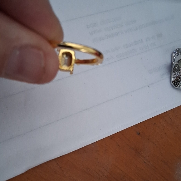 Elegant Gold Ring with Yellow Stone - Picture 4 of 5